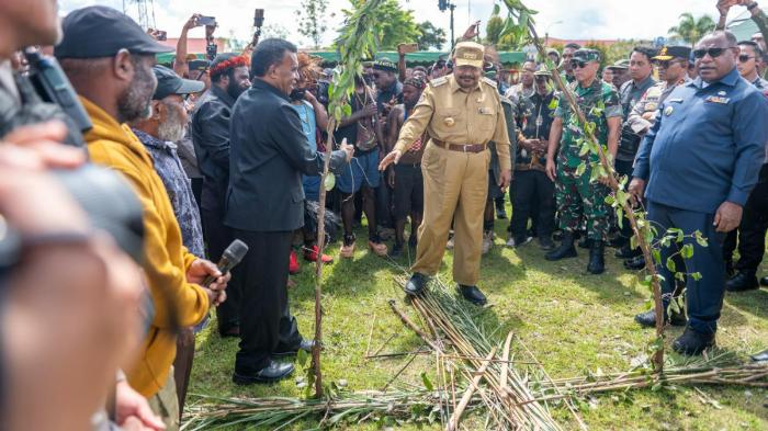 Prosesi-ritual-adat-Patah-Panah-di-halaman-Polres-Jayawijaya-Sabtu-2352026.jpg