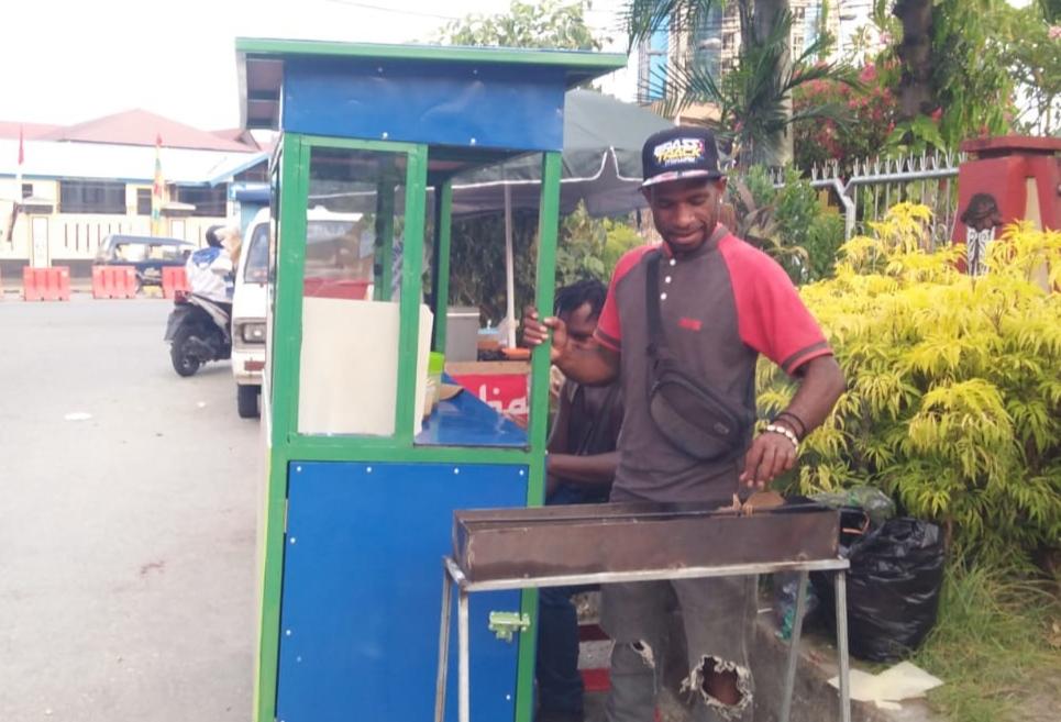 Putra-asli-Papua-Vredy-Itlay-saat-menjalankan-usaha-sate-babi.jpg