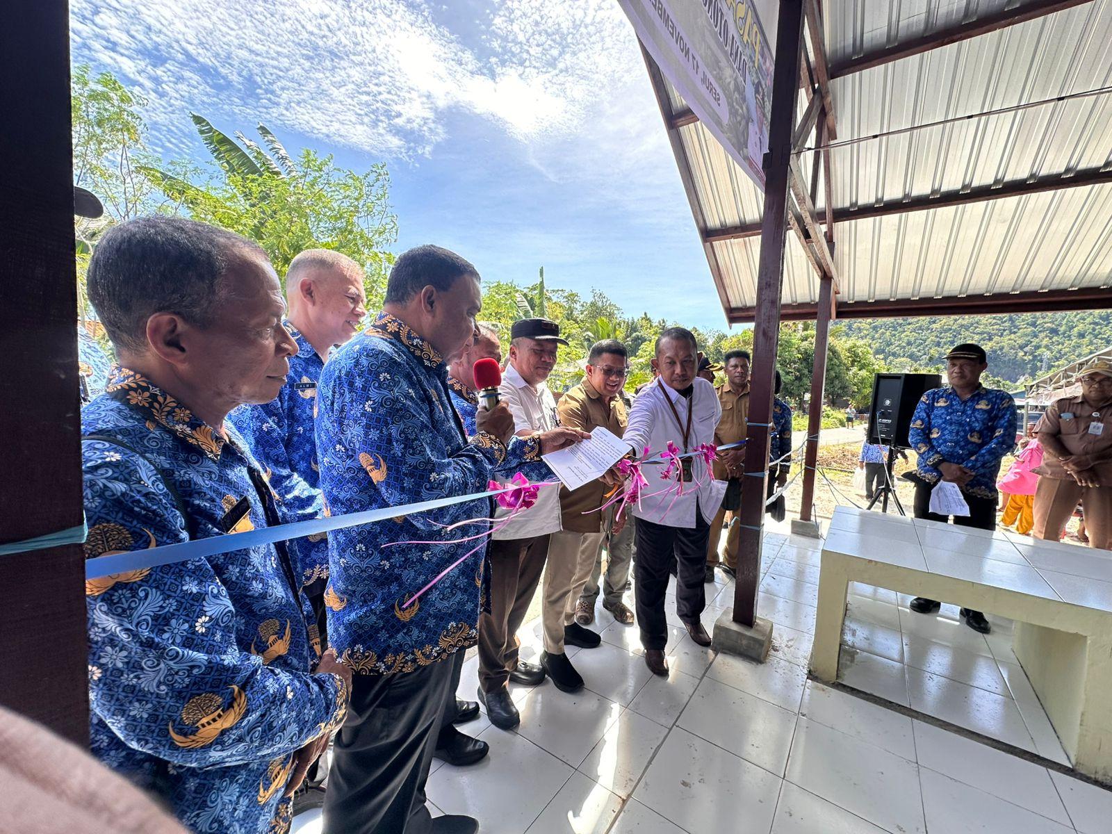 R-IKAN-Prosesi-pengguntingan-pita-oleh-Bupati-Kepulauan-Yapen-B.jpg