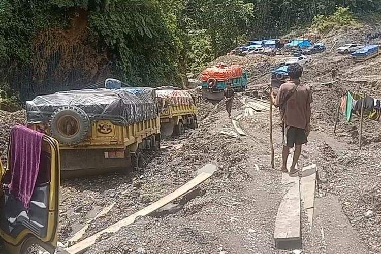Ratusan-truk-yang-terjebak-di-ruas-Jalan-Trans-Papua-Jayapura-Wamena.jpg