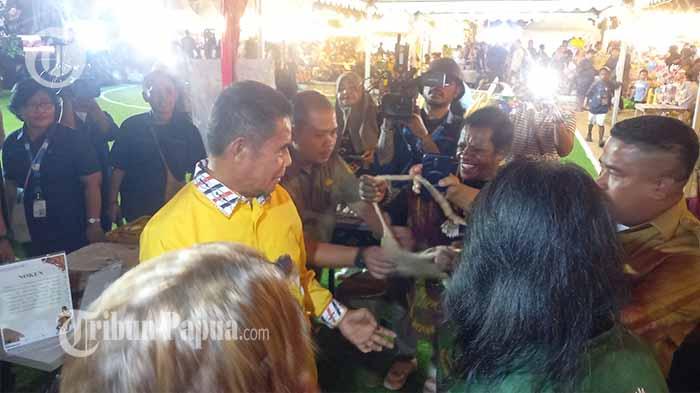 Tutup Festival Noken Papua di PYCH, Pj Gubernur Ridwan Rumasukun Borong Noken dan Kuliner UMKM