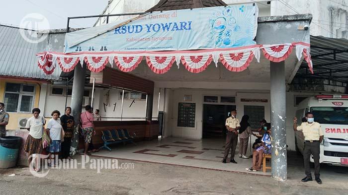 SEHATAN-DI-PAPUA-Suasana-di-depan-RSUD.jpg