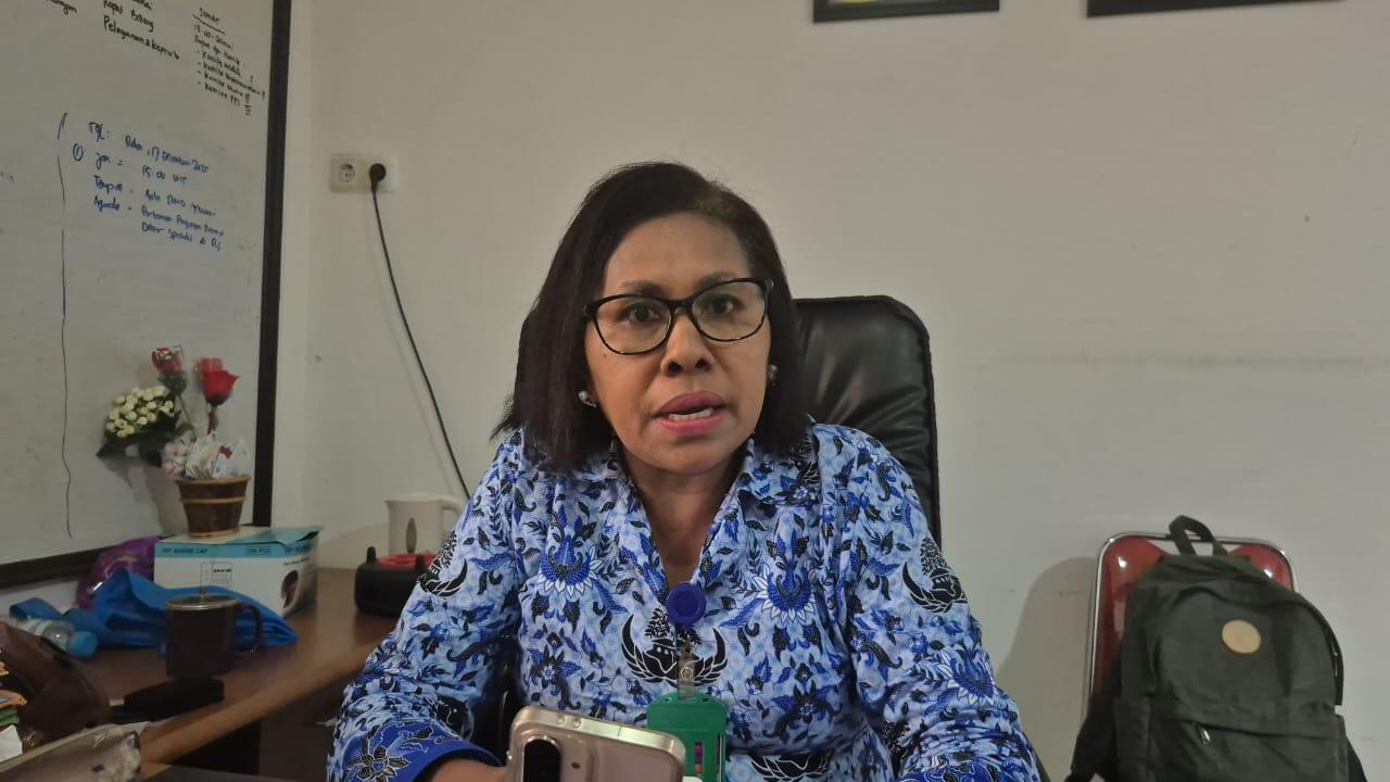 SEHATAN-OAP-Direktur-RSUD-Yowari-Maryen-Braweri-saat.jpg