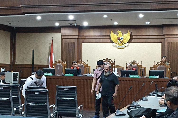 SIDANG-Gubernur-Papua-Lukas-Enembe-dibantu.jpg