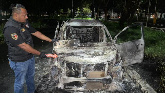Salah-satu-mobil-yang-terbakar-dalam-kerusuhan-pascalaga-Persipura-vs-Adhyaksa-FC.jpg
