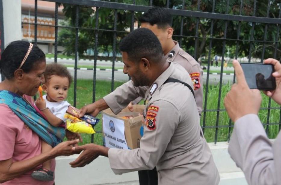 Satgas-Humas-Damai-Cartenz-berbagi-keceriaan-bersama-anak-anak-di-Nolokla-Sentani.jpg