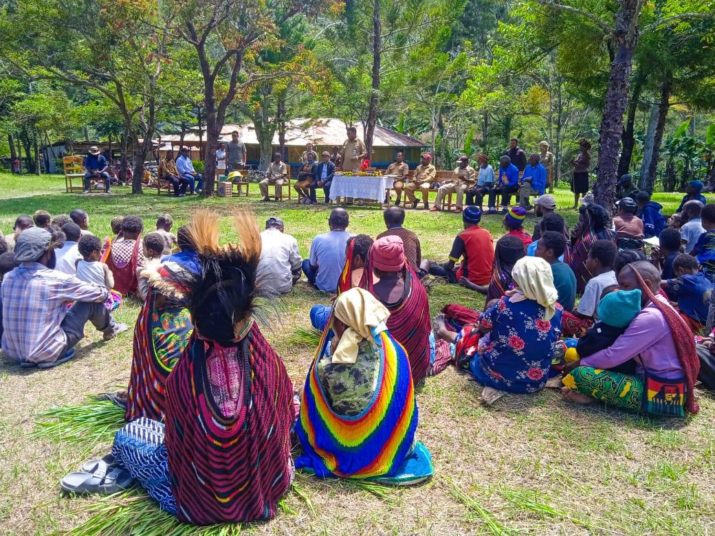 Sekda-Jayawijaya-Thony-M-Mayor-S-Pd-MM-didampingi-Plt-Kepala-Dinas-DPMK-Jayawijaya_432.jpg