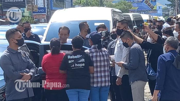 Sekelompok-massa-menghadang-mobil-Presiden-Joko-Widodo-Jokowi.jpg