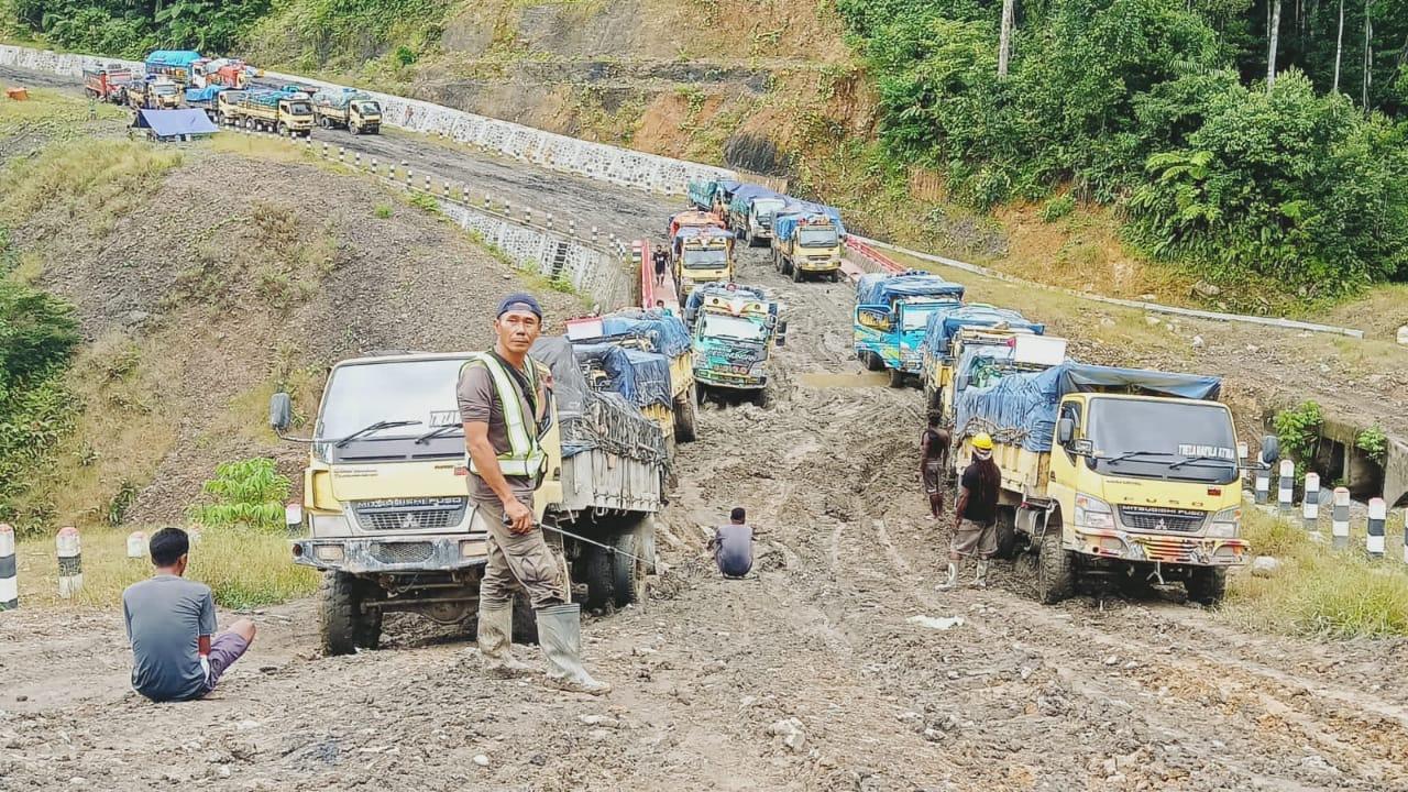 Sekira-150-truk-terjebak-di-Jalan-Trans-Papua-Kabupaten-Yalimo.jpg
