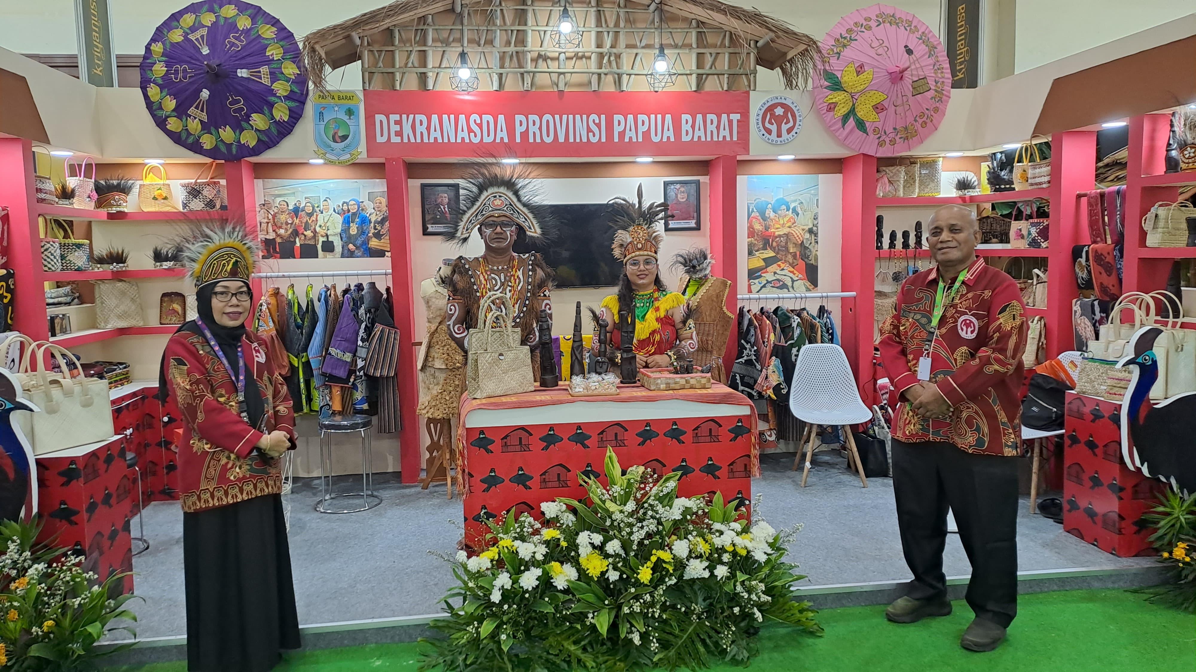 Stand-Kriyanusa-Papua-Barat.jpg<pf>Stand-Papua-Barat-Daya.jpg<pf>Stan-Provinsi-Papua.jpg<pf>Stand-Papua-Tengah.jpg<pf>Stand-Papua-Selatan.jpg<pf>Stand-Kabupaten-Jayawijaya.jpg<pf>Tenun-dan-Rajutan-dari-Papua.jpg