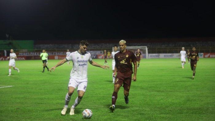 Striker-PSM-Makassar-Everton-Nascimento-berebut-bola-dengan-bek-Persib-Nick-Kuipers.jpg