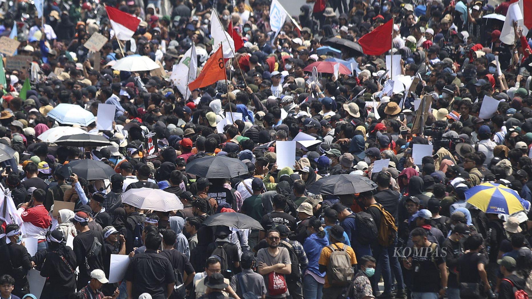 Gedung DPR Senayan Dikepung Massa, Rakyat Teriakkan Darurat Demokrasi