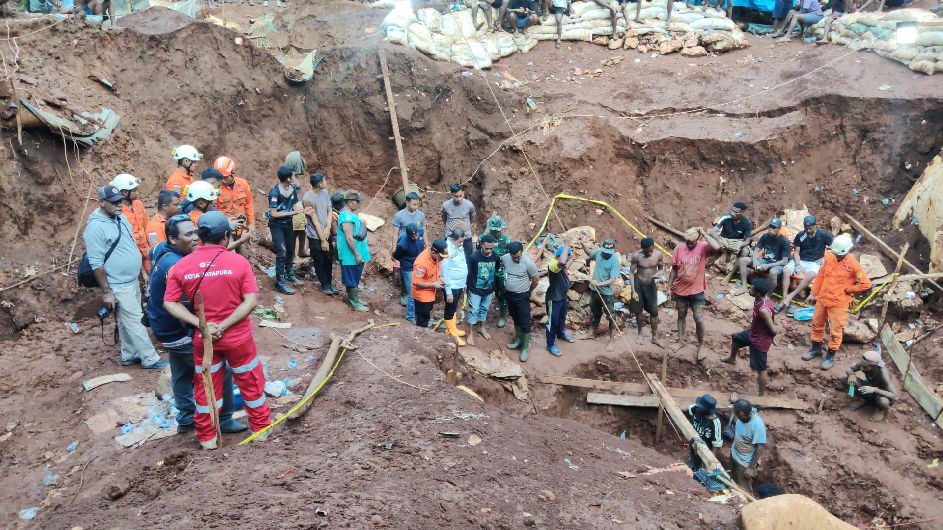 TERTIMBUN-LONGSOR-Proses-evakuasi-korban-longsor-di-area-p.jpg