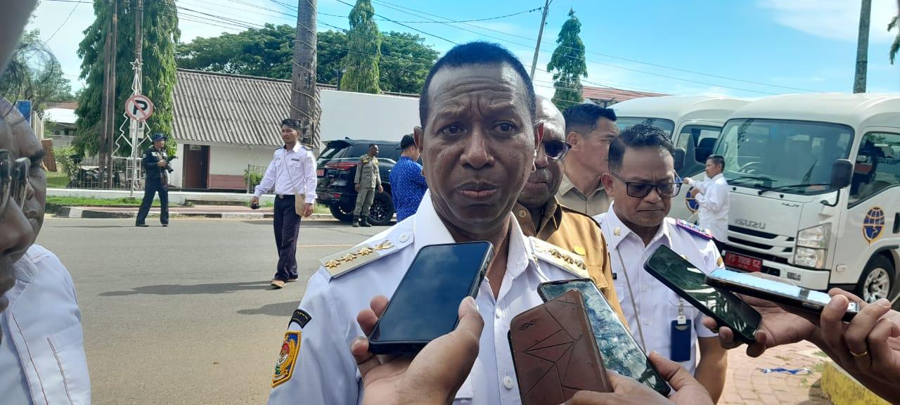 TIK-Gubernur-Papua-Selatan-Apolo-Safanpo-diwawancarai-wartawan-di-Merauke-Selasa-2122025.jpg
