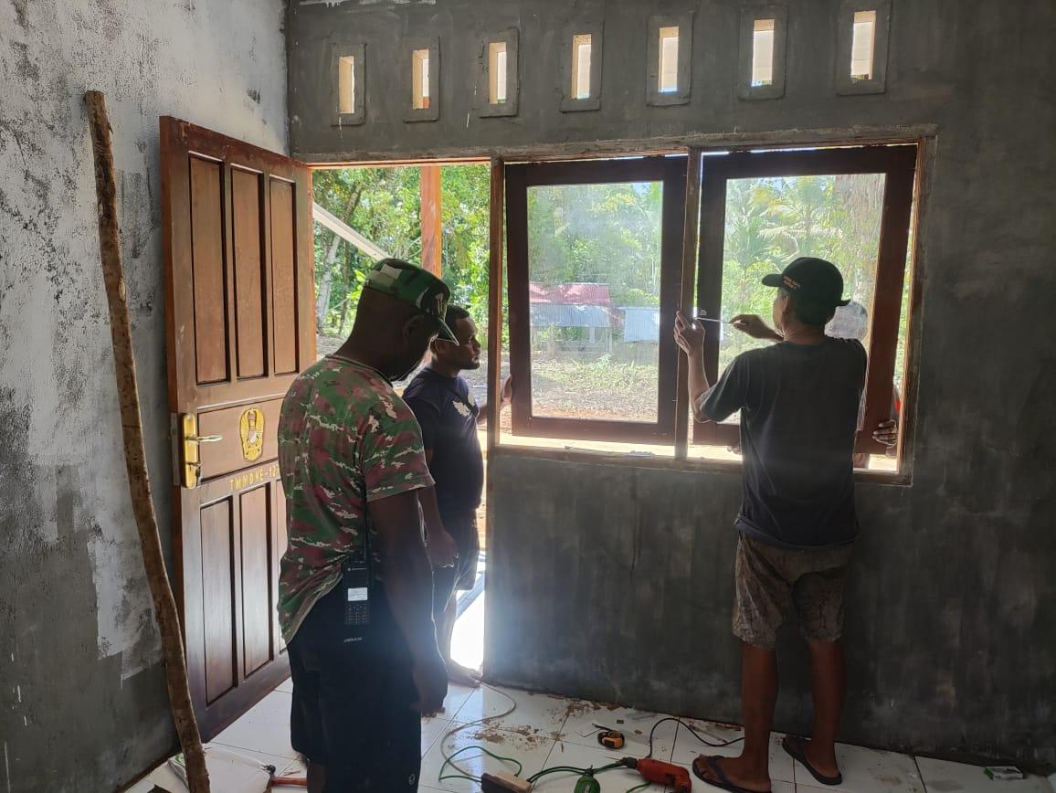 TMMD-pasang-jendela-biak.jpg