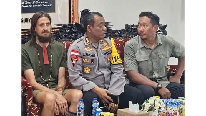 Tampak-Philips-Mark-Mehrtens-duduk-di-samping-Kapolres-Mimika.jpg