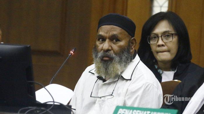 Terdakwa-Gubernur-Papua-nonaktif-Lukas-Enembe.jpg