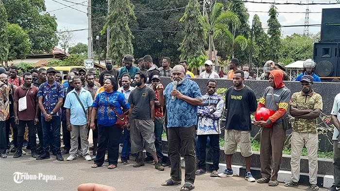 Tokoh-masyarakat-Papua-Selatan-Jhon-Gluba-Gebz.jpg