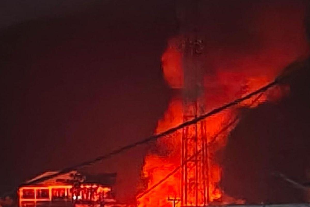 UHAN-DI-DOGIYAI-Sebuah-bangunan-terbakar-sa.jpg