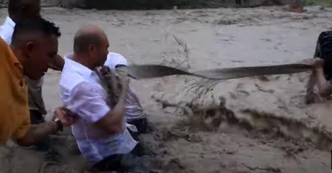 Viktor-Bungtilu-Laiskodat-saat-bantu-mengevakusi-mobil-saat-banjir.jpg