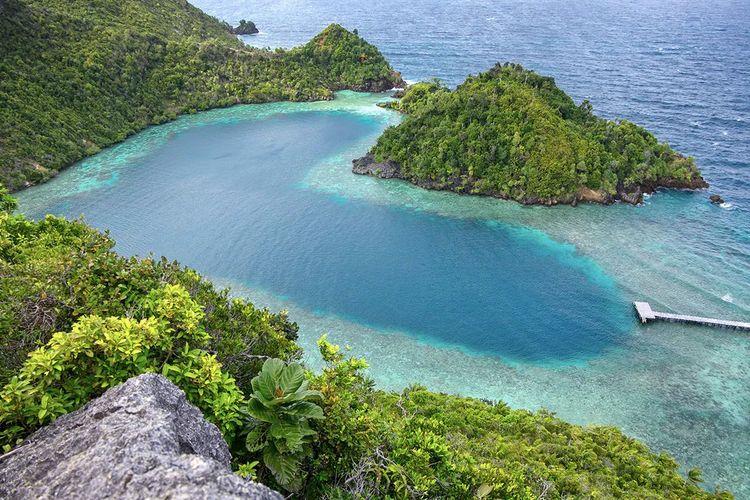 WISATA-Danau-Karawapop-di-Pulau-Misool-Raja-Ampat-indonesiatravel.jpg