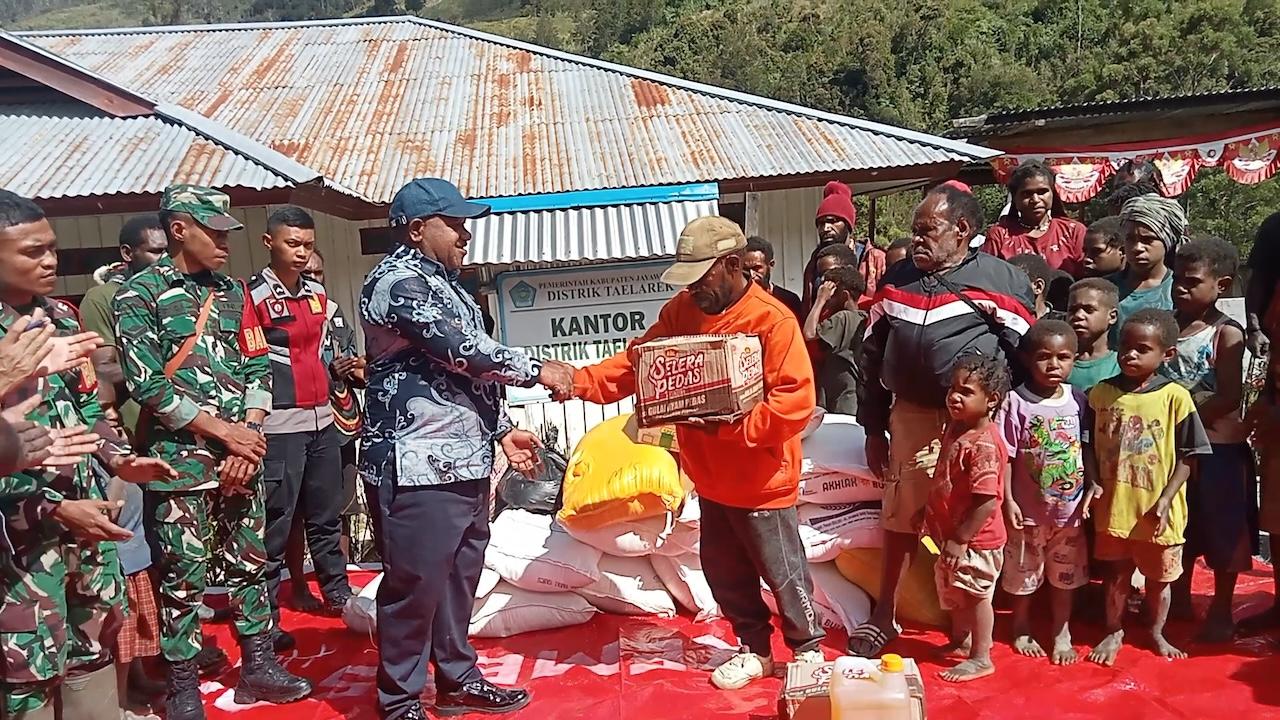 Wabup-Jayawijaya-Serahkan-Bantuan.jpg