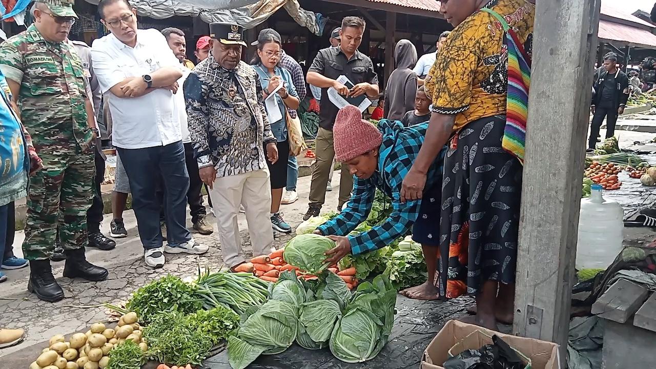 Pantau Harga Sembako di Pasar Potikelek Wamena, Wakil Bupati Jayawijaya Disambut Mama-mama Papua 
