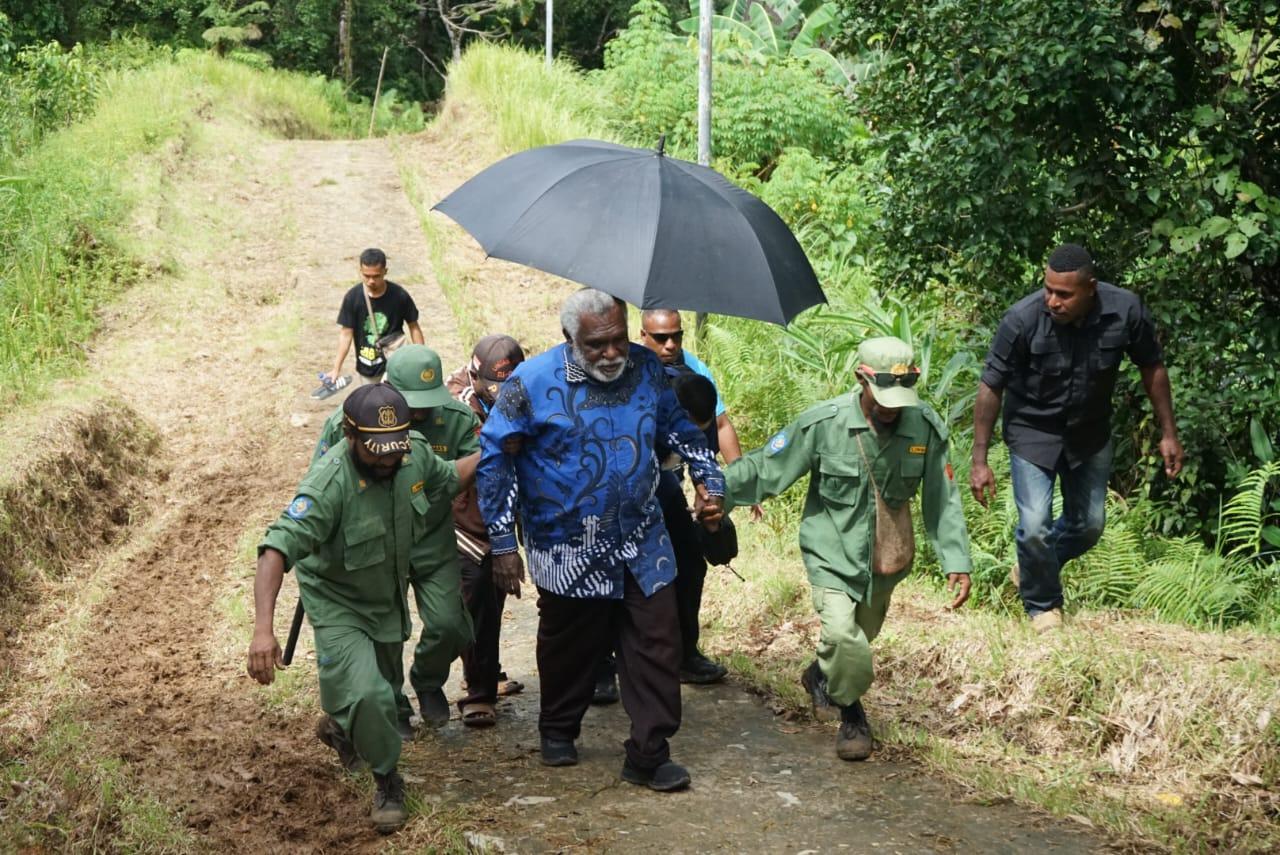 Wakil-Gubernur-Papua-Selatan-Paskalis-Imadawa-di-kampung-Wini.jpg