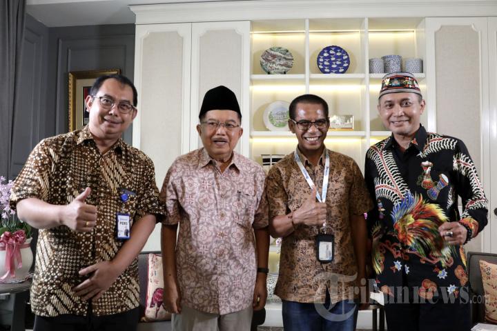 Wakil-Presiden-ke-10-dan-12-RI-Jusuf-Kalla-bersama-CEO-Tribun-Network-Dahlan-Dahi.jpg