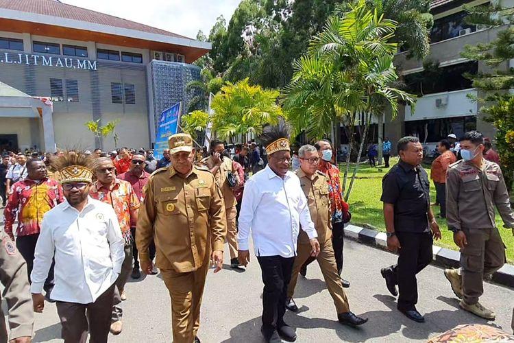Wamendagri-John-Wempi-Wetipo-didampingi-Penjabat-Gubernur-Papua-Barat-Paulus-Waterpauw.jpg