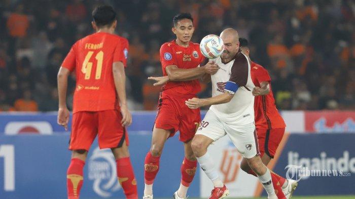 Willem-Jan-Pluim-berebut-bola-dengan-pesepak-bola-Persija-Jakarta.jpg