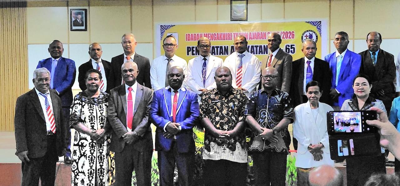 Wisuda-Sekolah-Alkitab-Biak.jpg