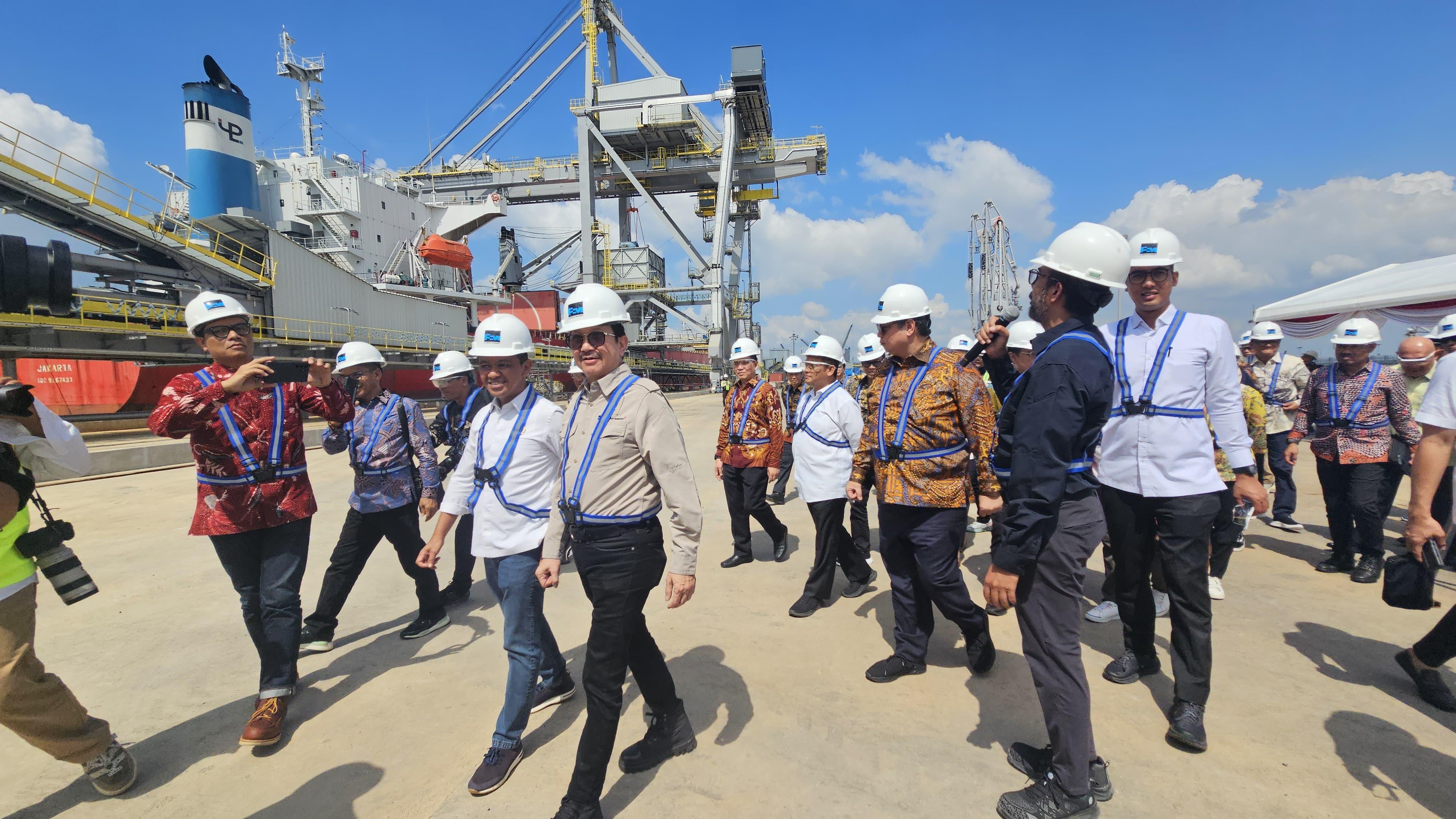 a-Menteri-Investasi-Bahlil-Lahadalia-didampingi-Presiden-Direktur-PT-Freeport-Indone.jpg