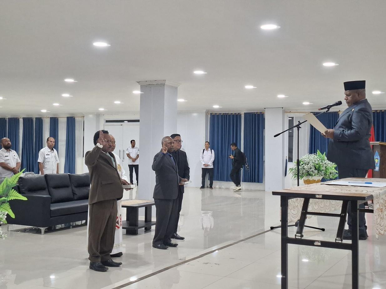 Bupati Jayawijaya Lantik 2 Kadis Definitif, Minta Plt Tunjukkan Kinerja Agar Menyusul