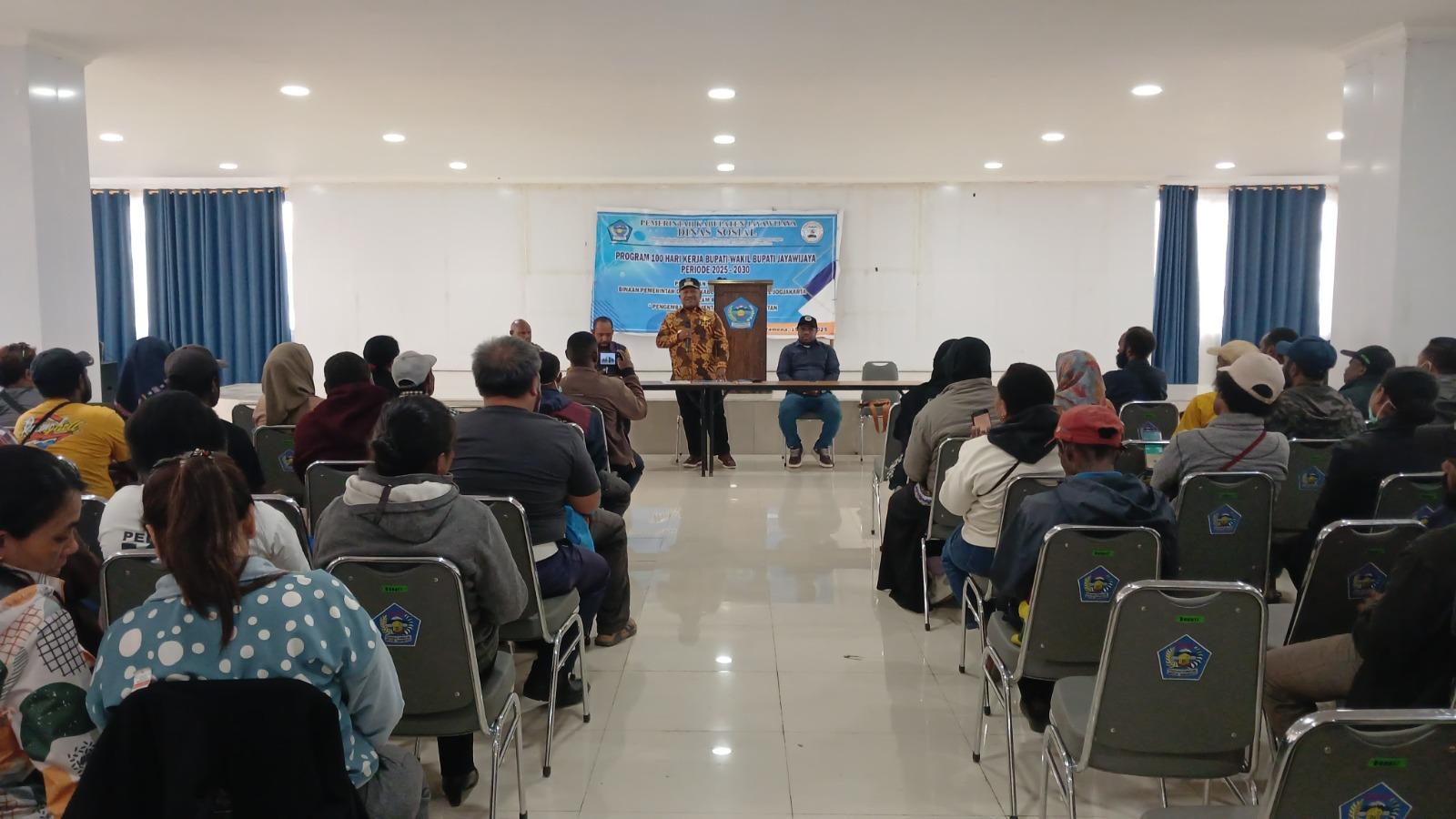 akil-Bupati-Jayawijaya-Ronny-Elopere-didampin.jpg