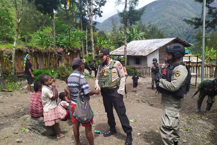 aktivitas-aparat-kepolisian-di-distrik-beoga-puncak-papua.jpg