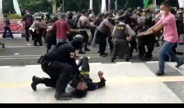 anggota-kepolisian-berseragam-hitam-membanting-seorang-mahasiswa-ke-trotoar-hingga-kejang-kejang.jpg