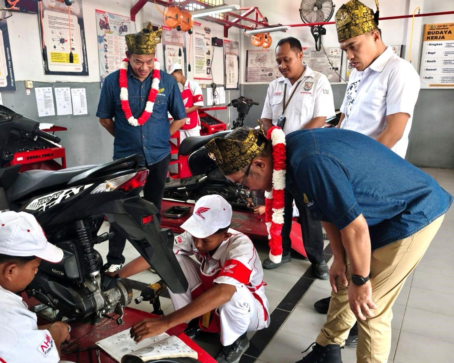 Ratusan Pelajar Asah Keterampilan Kerja di Bengkel Honda Perdana Milik SMK Riau