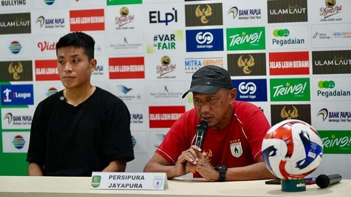 atih-Persipura-Jayapura-Rahmad-Darmawan-didampingi.jpg