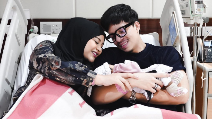 aurel-hermansyah-dan-atta-halilintar-menggendong-anak-pertamanya-yang-lahir.jpg