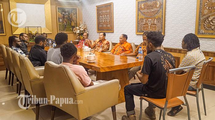 ayawijaya-Dr-Sumule-Tumbo-didampingi-Kepala-Dinas-Kesehatan.jpg