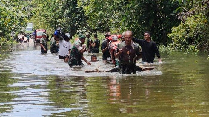 banjir-di-ruas-jalan-trans-papua-barat.jpg