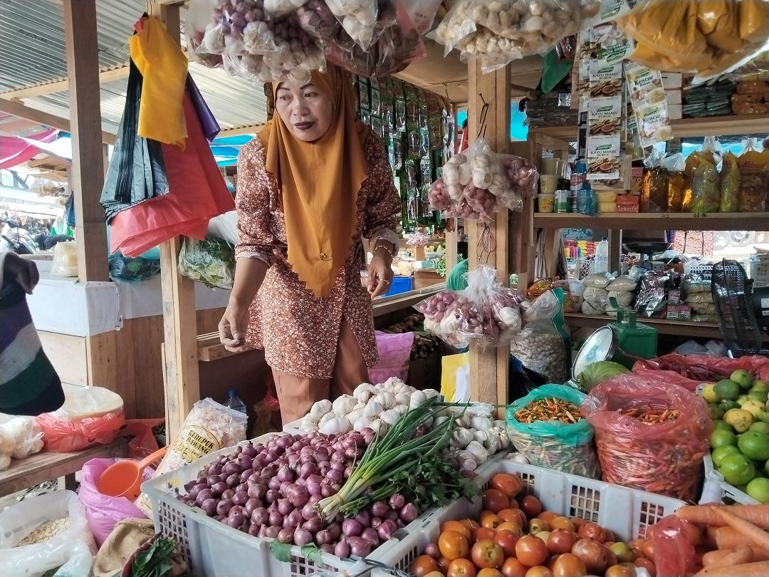 Harga Bawang Merah Sentuh Rp60 Per Kilogram di Pasar Tradisional Pharaa Sentani
