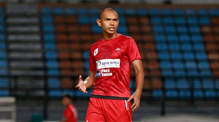 bek-persipura-jayapura-ricardo-salampessy-10.jpg