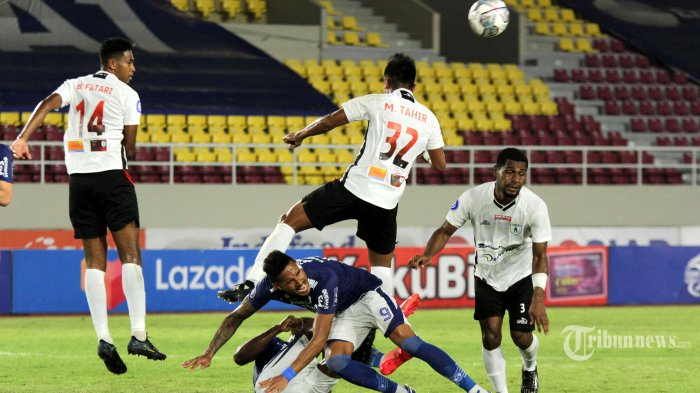 bek-persipura-muhammad-tahir-sunduk-bola-saat-lawan-persib.jpg
