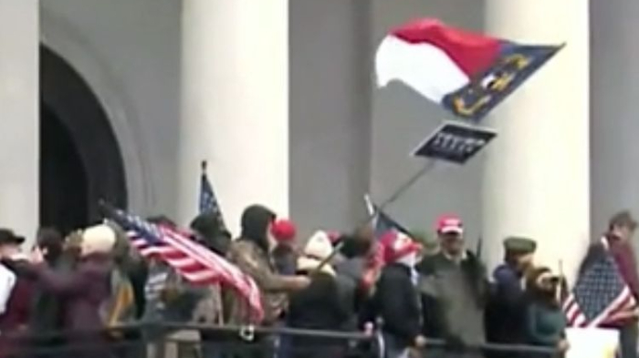 bendera-merah-putih-yang-dibawa-pedemo-di-gedung-capitol-washington-dc.jpg