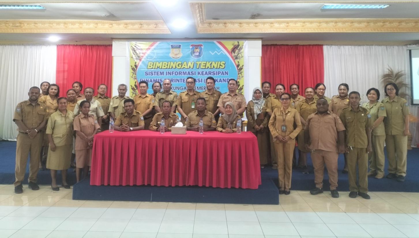 bersama-staf-ahli-Bupati-Kepulauan-Yapen-Edi-M.jpg