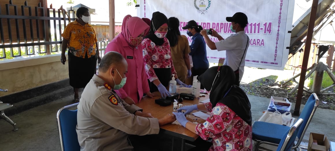 Bhayangkari Tolikara Gandeng Puskesmas Karubaga, Serta Berikan Layanan Posyandu