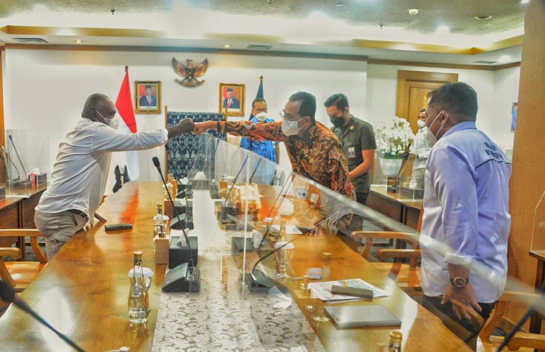 bupati-merauke-romanus-mbaraka-saat-bertemu-menteri-perhubungan.jpg