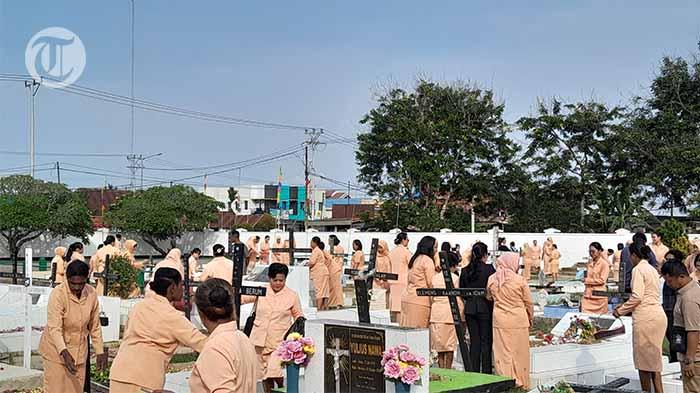 Sambut Hari Jadi ke-24, Dharma Wanita Papua Selatan Tabur Bunga di TMP Trikora Merauke